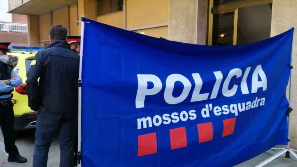 Los Mossos ante el edificio de Sant Joan Despí en el que una madre mató a su hija de 4 años el pasado 31 de mayo / MOSSOS