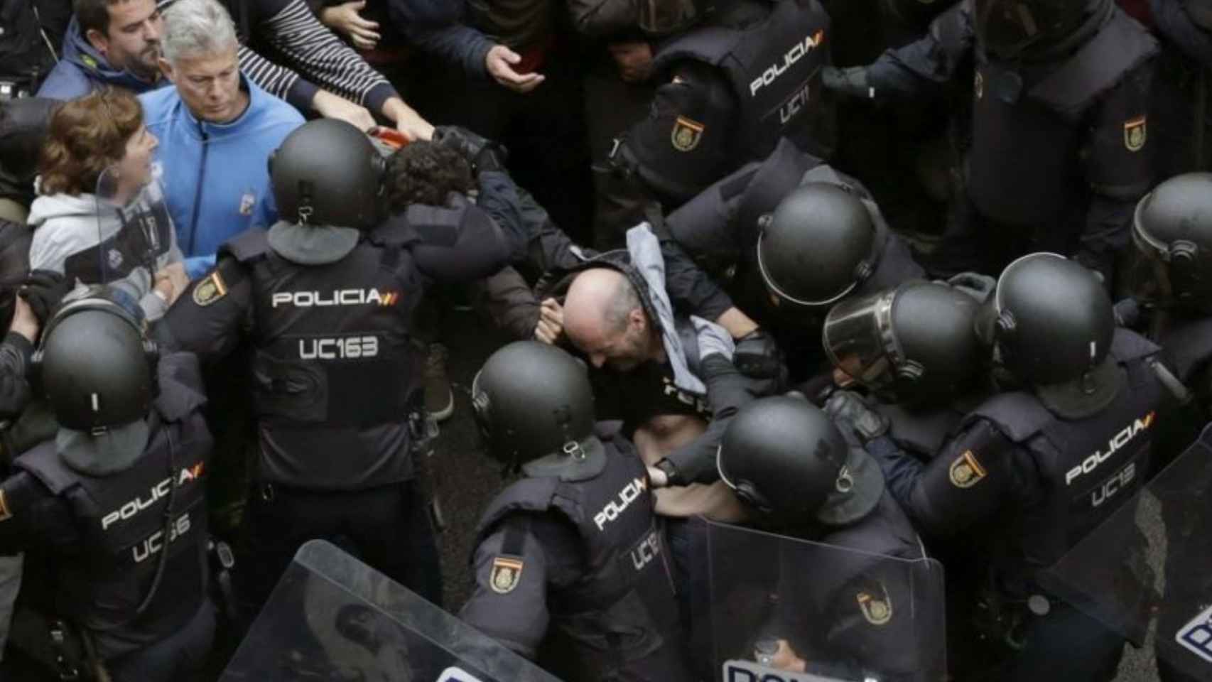 Cargas de la Policía Nacional el 1-O / EFE