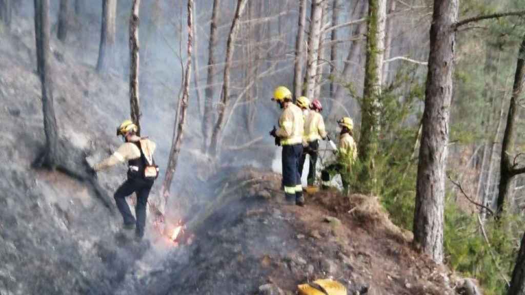 Imagen de los bomberos que trabajan en la extinción del fuego declarado en Prullans