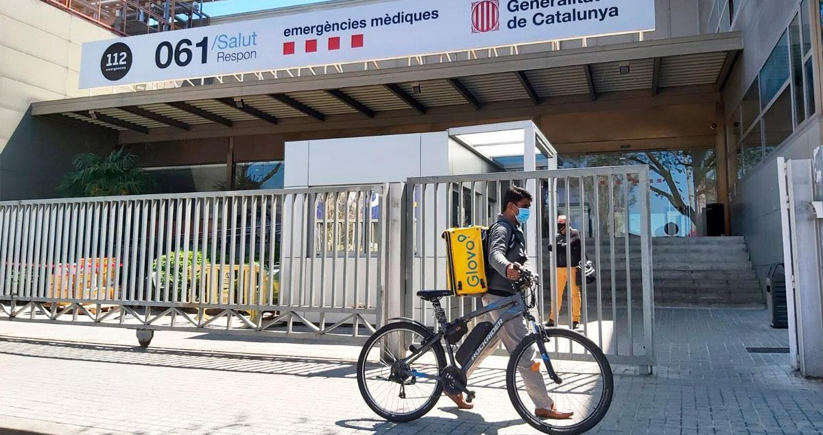 Un repartidor de Glovo llevando un pedido a la sede del Sistema de Emergencias Médicas (SEM) / CG