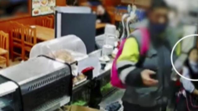 La camarera sentada en el suelo tras ser drogada por un supuesto cliente / TELECINCO