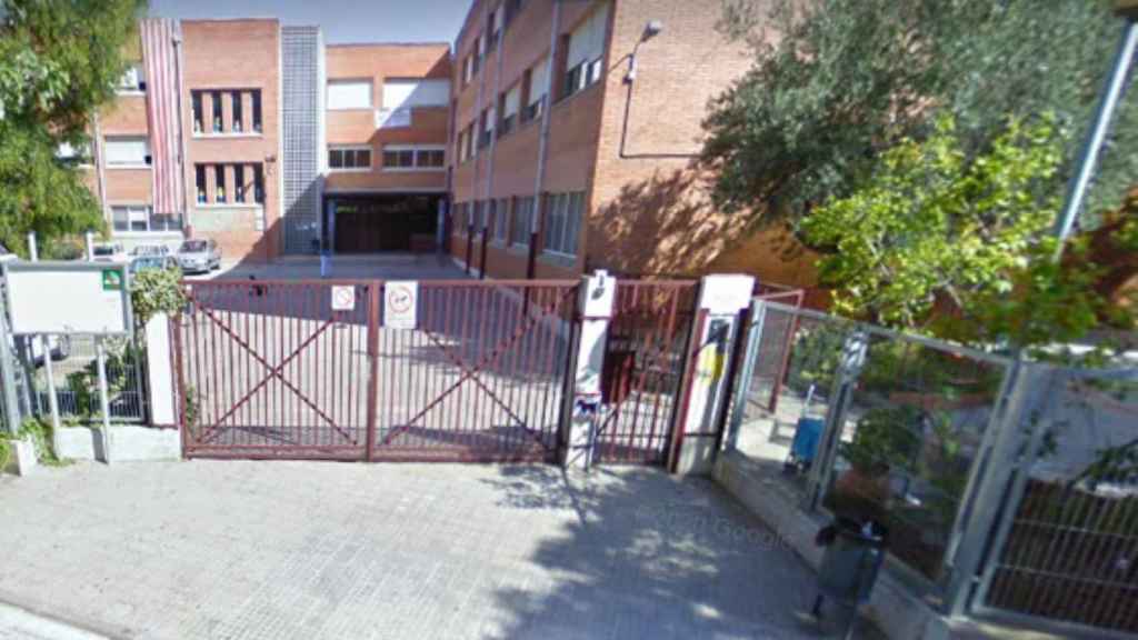 Entrada al Institut Escola El Viver de Montcada, donde se ha detectado un brote de la cepa británica del Covid / MAPS