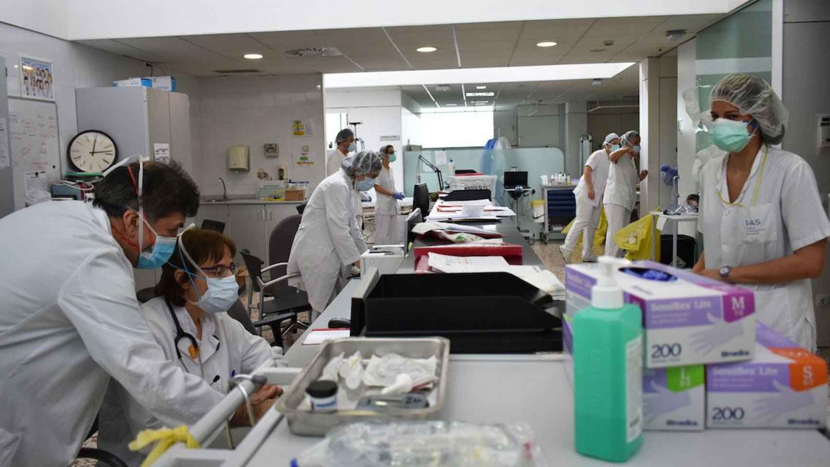 Sanitarios del IAS de Girona con material de protección contra el virus SARS-CoV-2 / CG