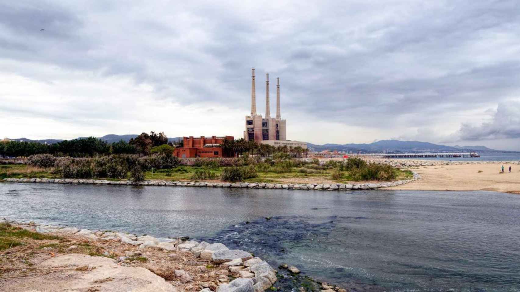 Imagen de las Tres Chimeneas tras el río Besòs, al norte de Barcelona / iStock