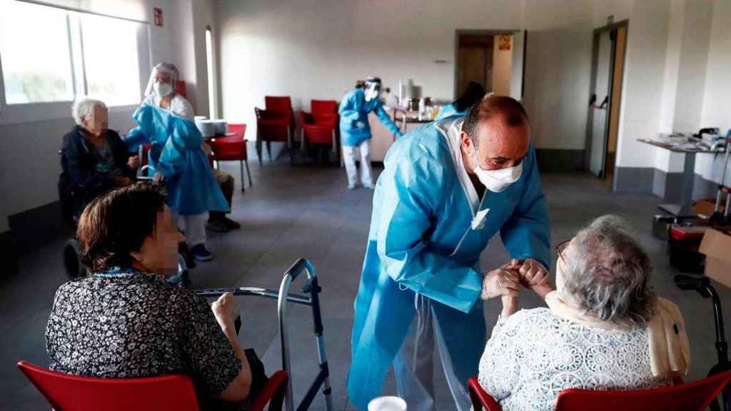 Imagen de sanitarios haciendo pruebas a personas mayores en una residencia de Barcelona / CG