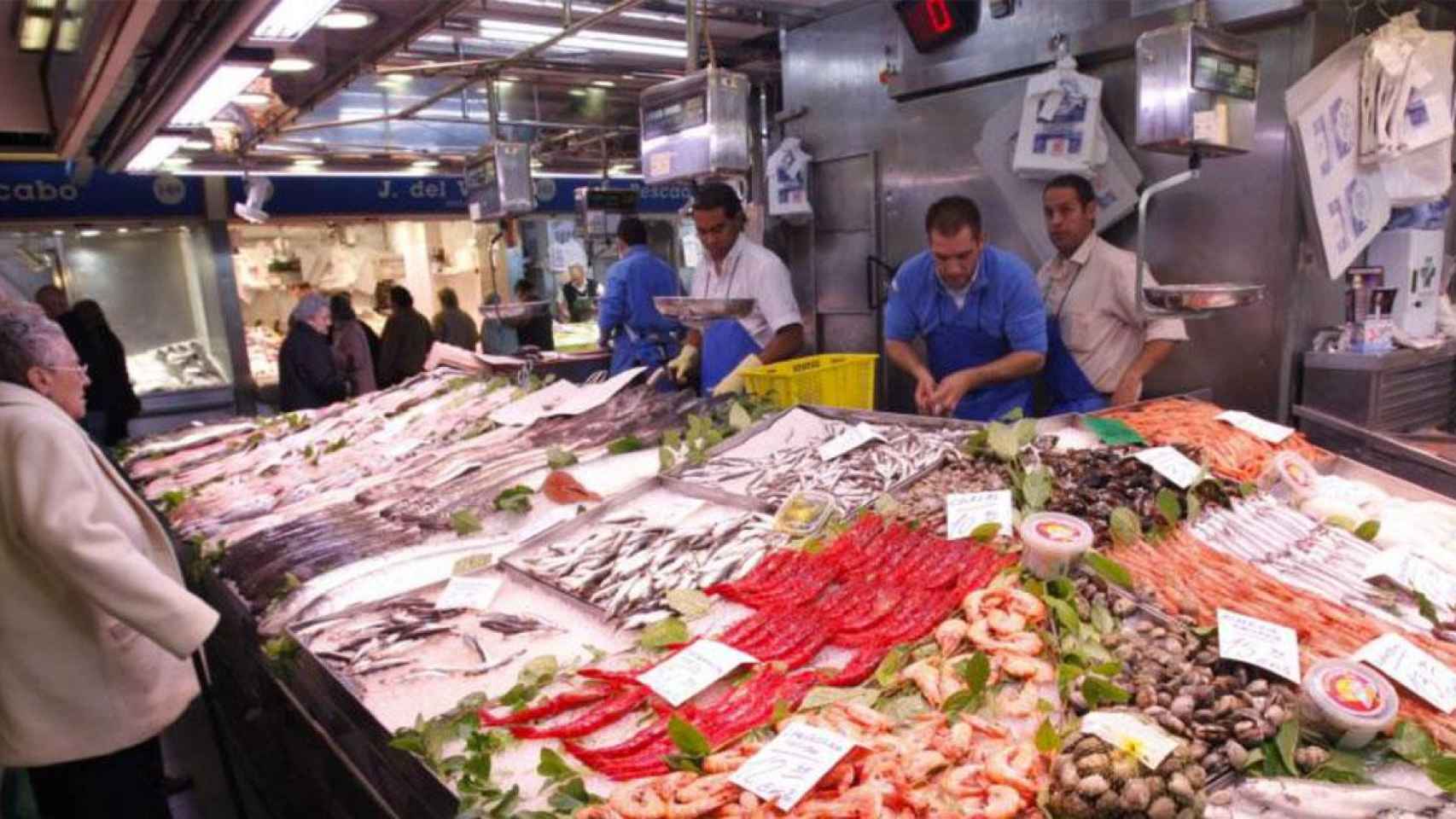 Clientes esperan su turno en una pescadería / EFE