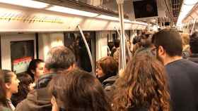 Usuarios del Metro de Barcelona en el primer día oficial de las restricciones por coronavirus / TWITTER