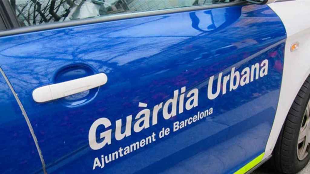 Un vehículo de la Guardia Urbana, cuerpo al que pertenece el policía acusado de pegar a un hombre vestido de payaso / CG