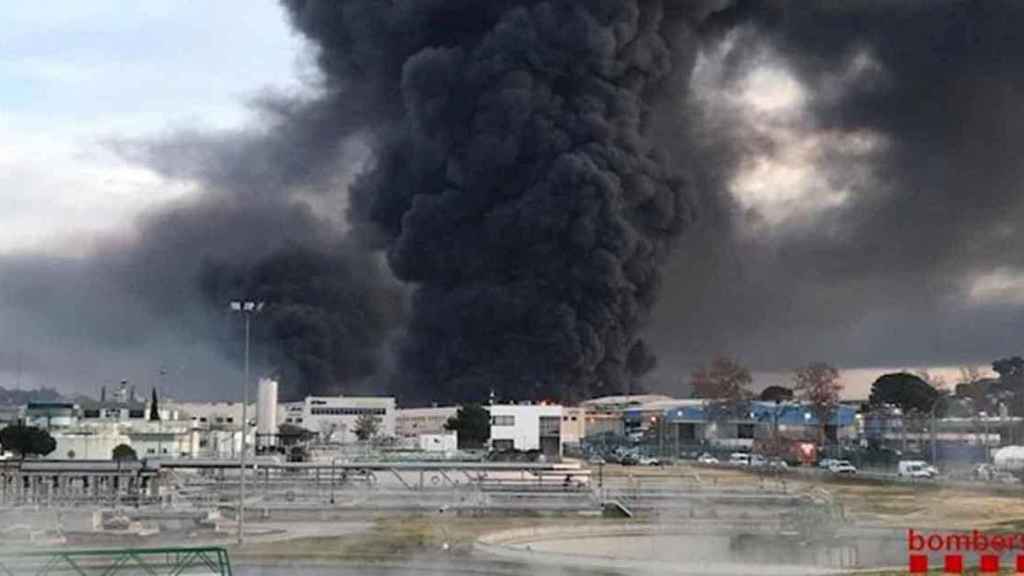 Incendio en una planta química en Montornés del Vallès (Barcelona) / BOMBERS