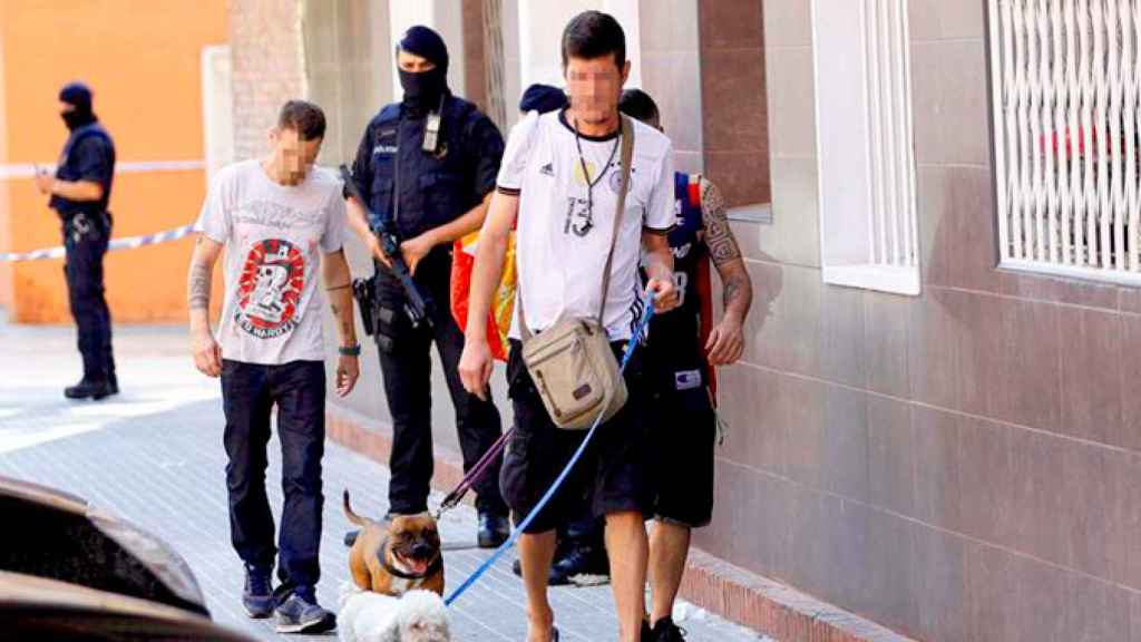 Vecinos del edificio donde vivía el que hombre que entró con un cuchillo en la mano al grito de Alá es grande en la comisaría de los Mossos en Cornellà / EFE