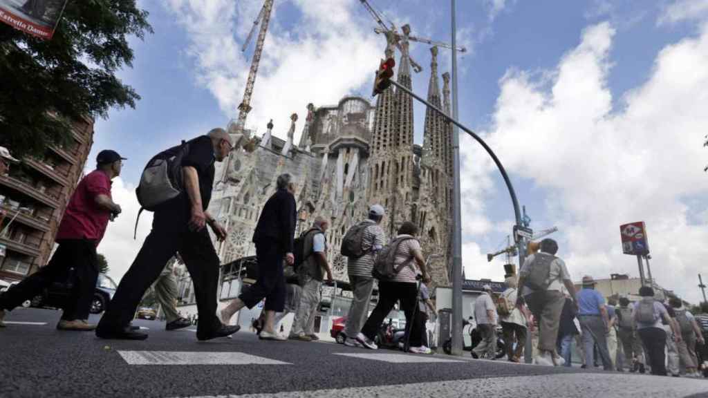 Turistas en las cercanías de la basílica de la Sagrada Familia / EFE