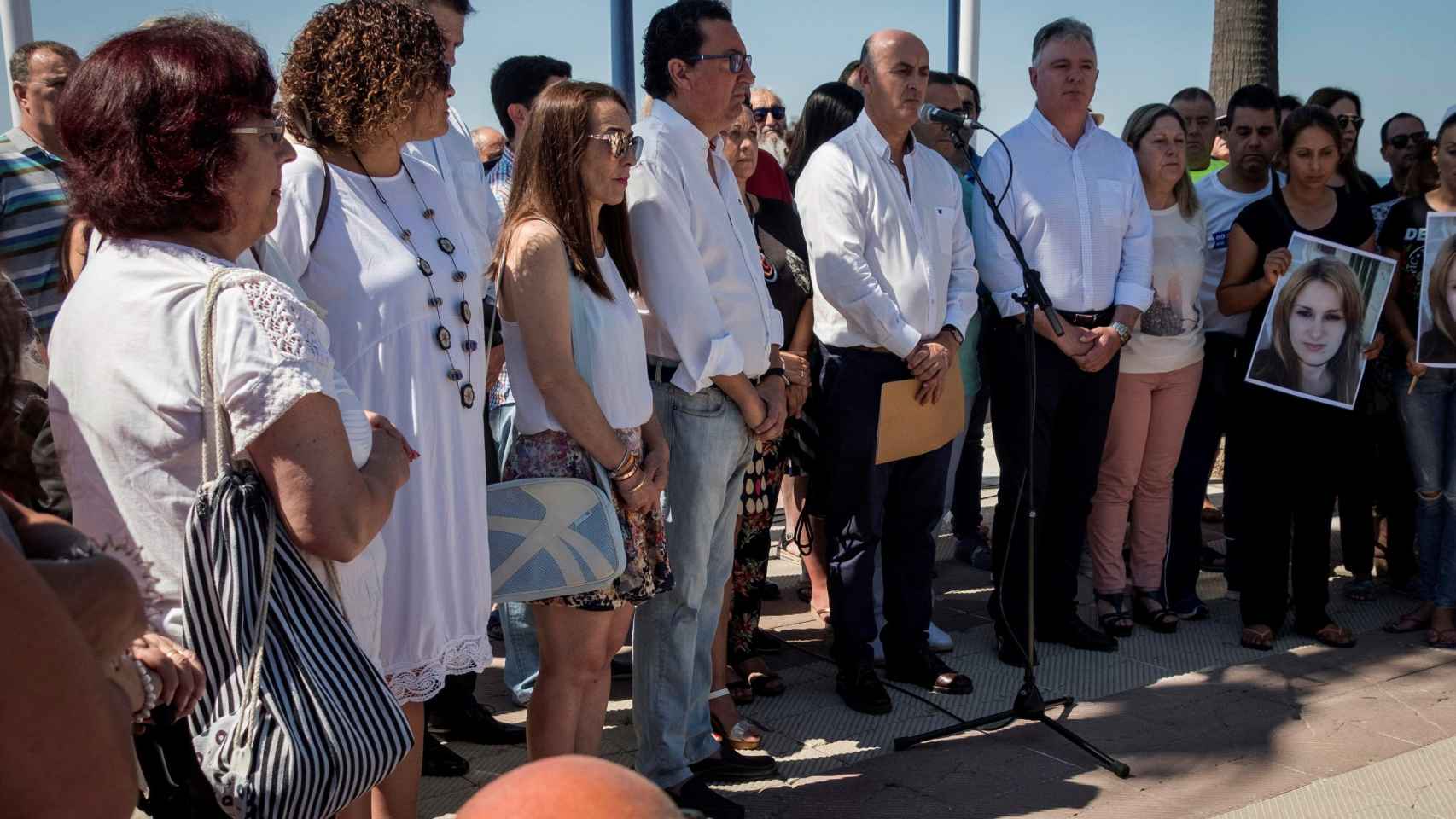 Una foto de la concentración celebrada este domingo en contra de la violencia machista por el asesinato de una joven de 24 años a manos de su expareja / EFE