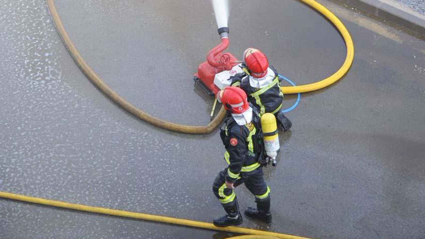 Bomberos apagan un incendio en Nou Barris, en una imagen de archivo