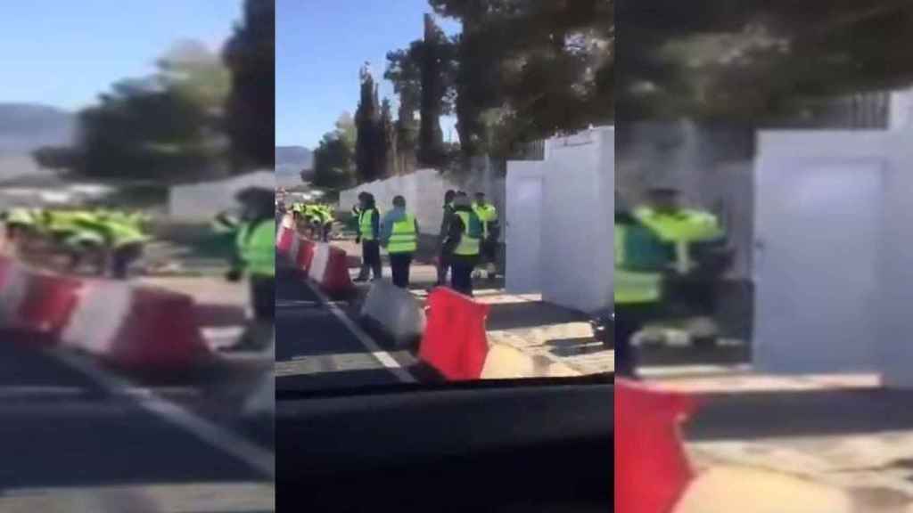 Una foto de los albañiles trabajando en la acera de una calle de Granada