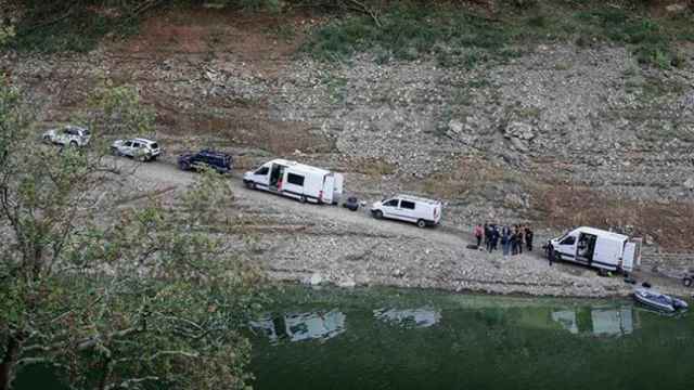 Los Mossos d'Esquadra, reunidos en el pantano de Susqueda (Girona) tras hallar los cuerpos de Marc y Paula / EFE