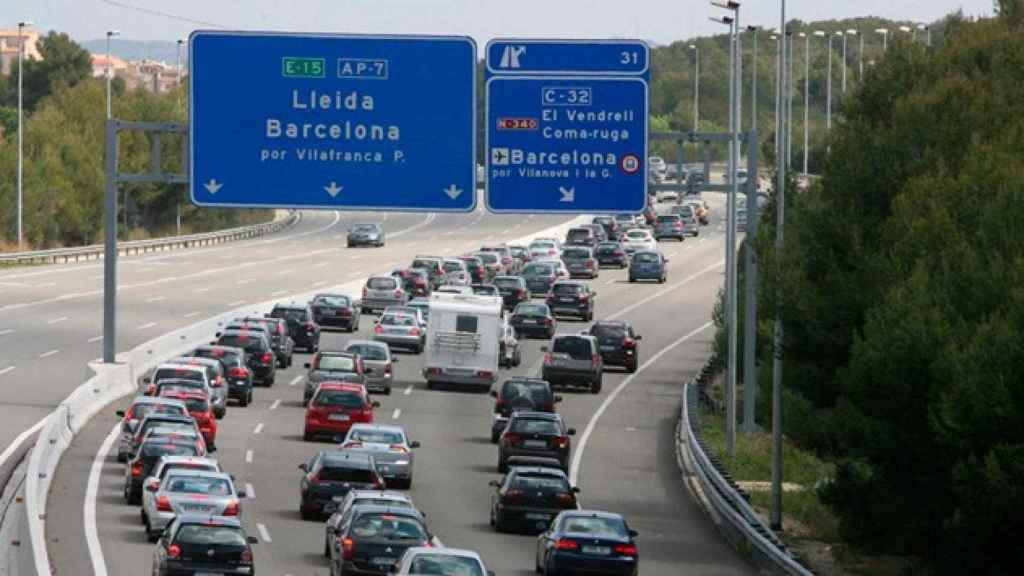 Imagen de archivo de una retención en la autovía AP-7 a su paso por Barcelona / CG