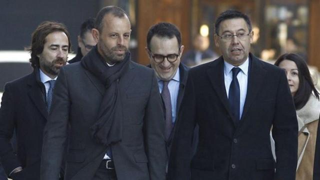 Sandro Rosell (izquierda) y Josep Maria Bartomeu (derecha) en la entrada de la Audiencia Nacional con su equipo legal.