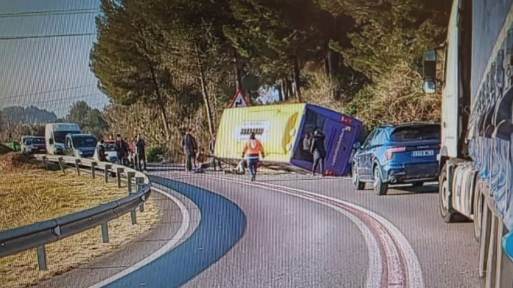 El autobús volcado en la C-243c en Castellbisbal / TRÀNSIT