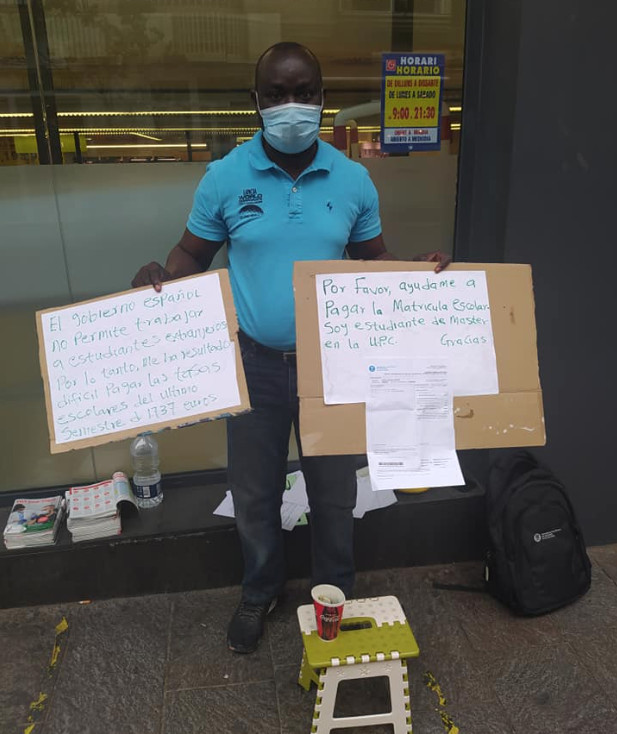 Michael Efetury, en la puerta de un supermercado en Sant Cugat, pidiendo ayuda para pagar sus estudios de náutica en Barcelona / CEDIDA