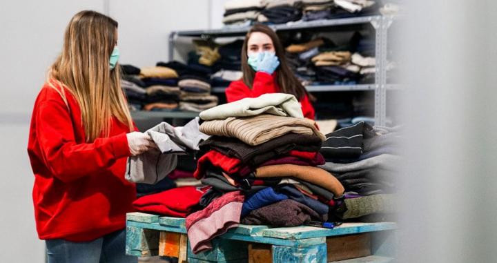 Trabajadoras en Fira Barcelona para preparar la acogida de sintecho / AJ. BARCELONA