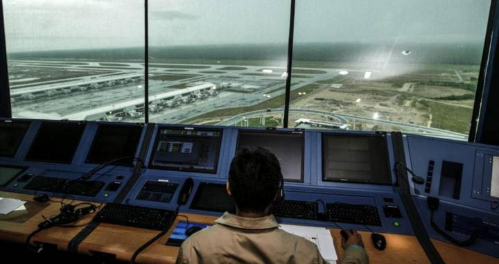 Un controlador en la torre / CONTROLADORES