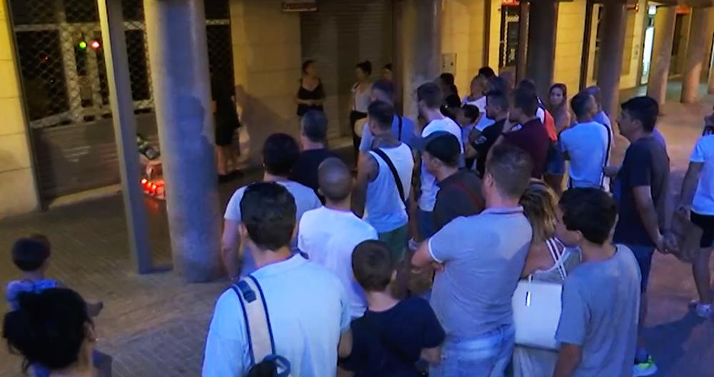Vela por la muerte de 'Lee' ante el bar Tresserras de Gavà / Gavà Televisió