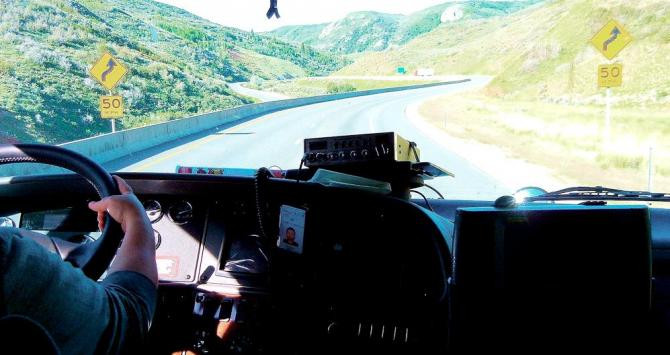 Un camionero circulando por una autovía / CG