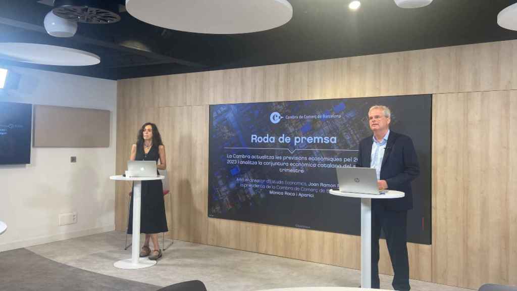 La presidenta de la Cámara de Barcelona, Mònica Roca, y el jefe de Gabinete de Estudios Económicos, Joan Ramon Rovira, que reducen la previsión de crecimiento del PIB / CG