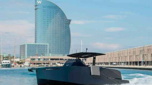 Un yate en Marina Vela, el puerto deportivo del W Hotel u Hotel Vela de Barcelona / Cedida