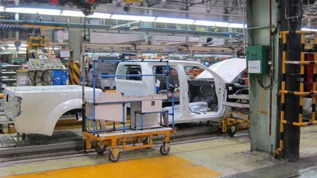 Interior de la fábrica de Nissan en Zona Franca con el esqueleto de la furgoneta eléctrica