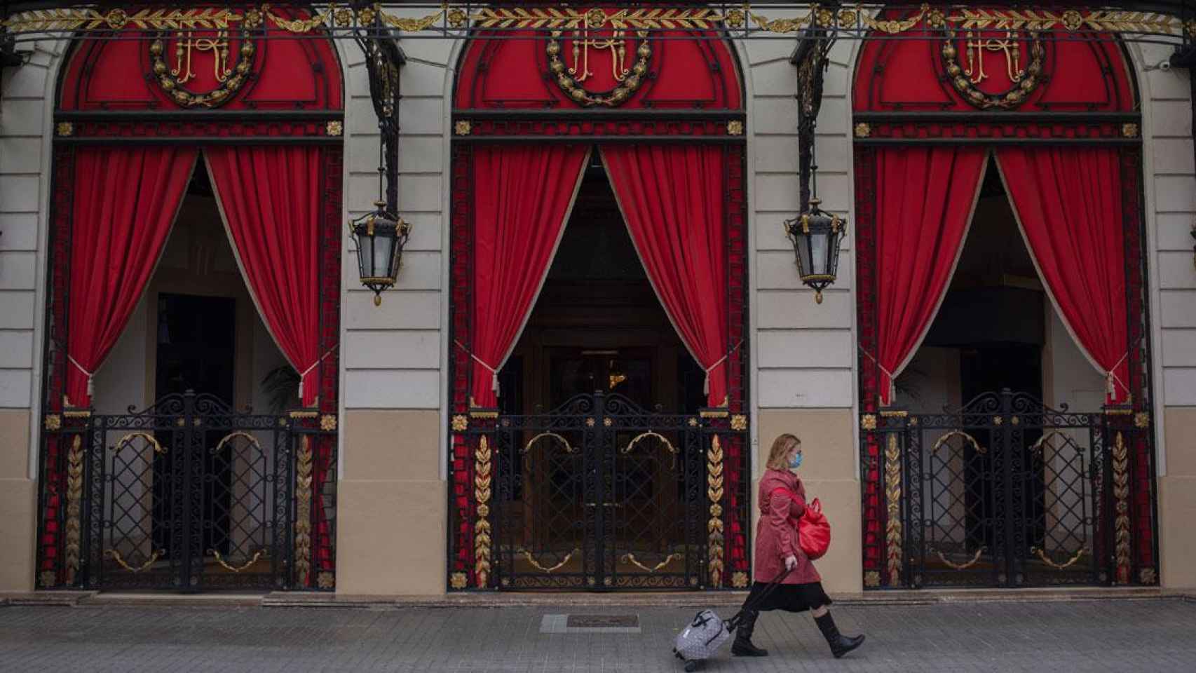 Una transeúnte circula por delante del Hotel Palace Barcelona / EP