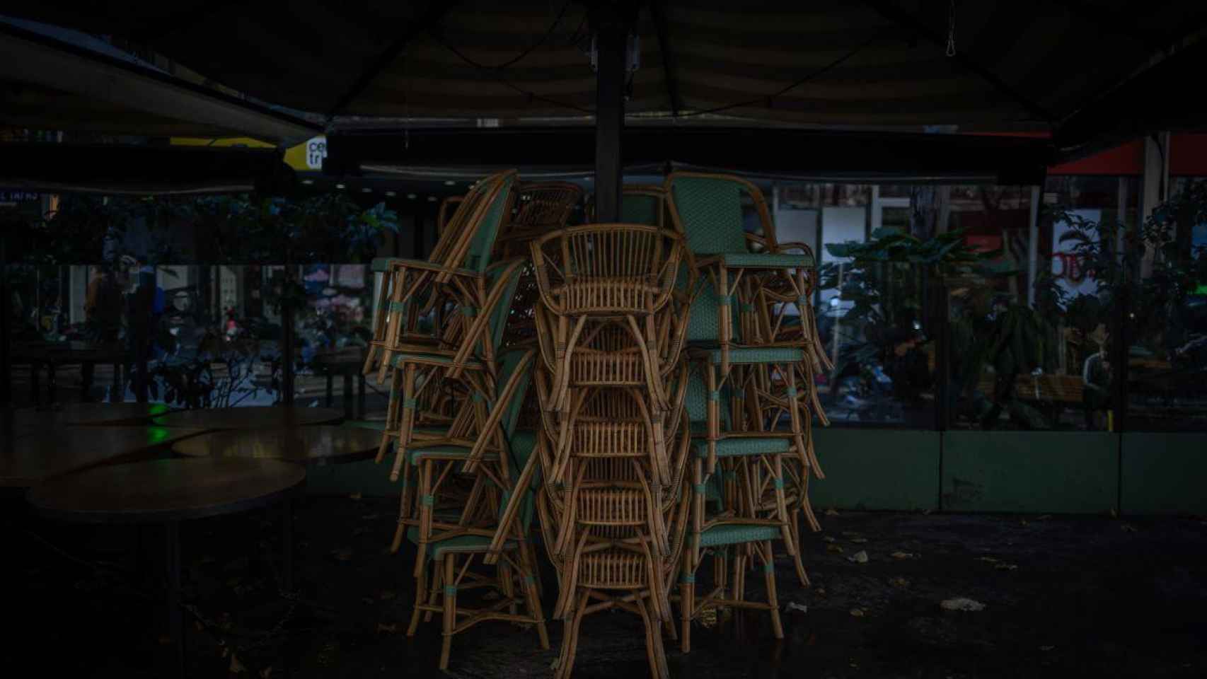 Varias sillas apiladas en una terraza cerrada de un restaurante de Barcelona cerrado por las restricciones del Govern / EP