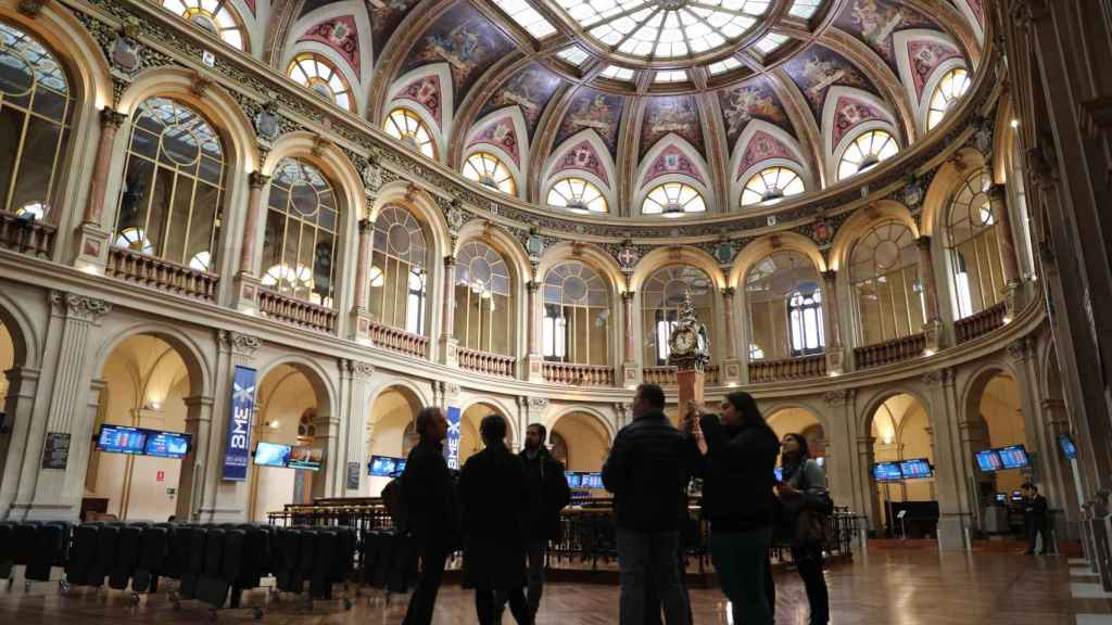 Inversores en la Bolsa de Madrid, pendientes de la evolución del Ibex  / EP