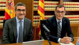 El delegado especial de Hacienda en Cataluña, Isidoro García (i), junto al director de la ATC, Eduard Vilà (d), explican la campaña de la declaración de la Renta de 2018 / CG