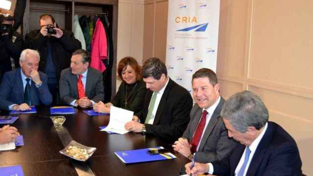 Emiliano García-Page, presidente de Castilla-La Mancha, junto a Rafael Gómez Arribas, presidente del Aeropuerto de Ciudad Real, en primer término