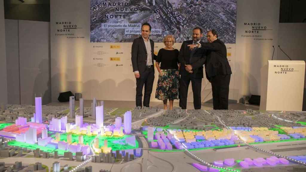 En el centro, la alcaldesa Manuela Carmena y el ministro José Luis Ábalos, junto al concejal de Urbanismo, José Manuel Calvo, a la izquierda, y el presidente de DCN, Antonio Béjar