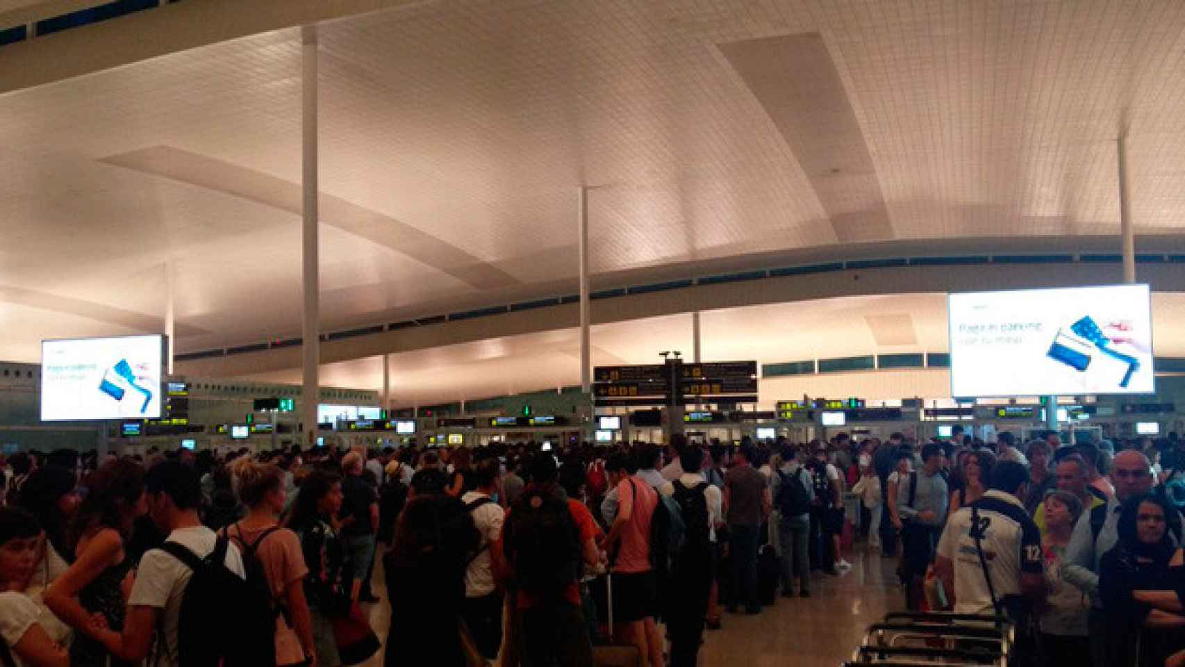 Imagen de las colas del aeropuerto de El Prat del lunes / CG