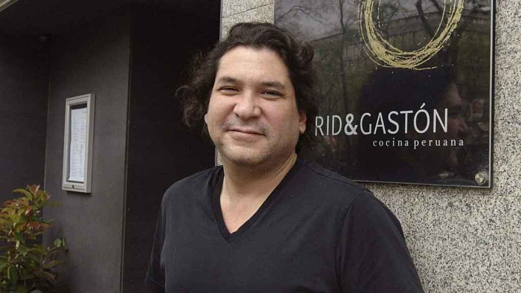 El chef peruano Gastón Acurio delante de su restaurante emblema en Lima (Perú) / EFE