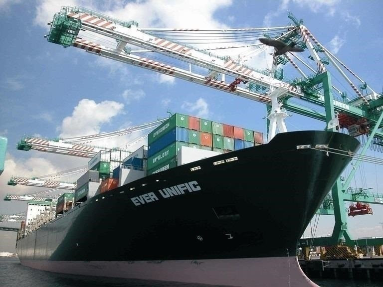 Un barco cargado con contenedores en una terminal de estiba de un puerto español / EP