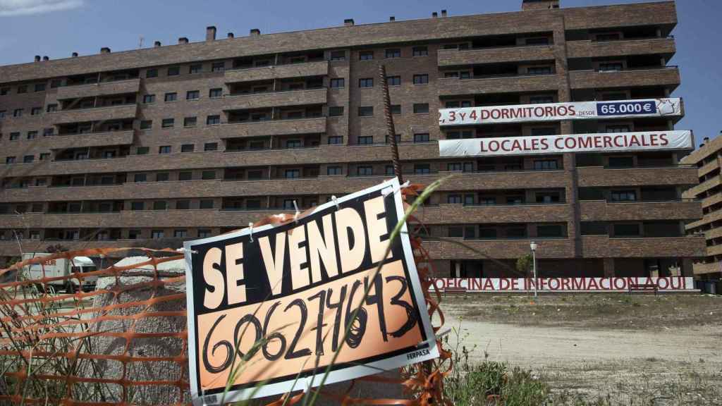 Un bloque de pisos en venta, en una imagen de archivo / EFE