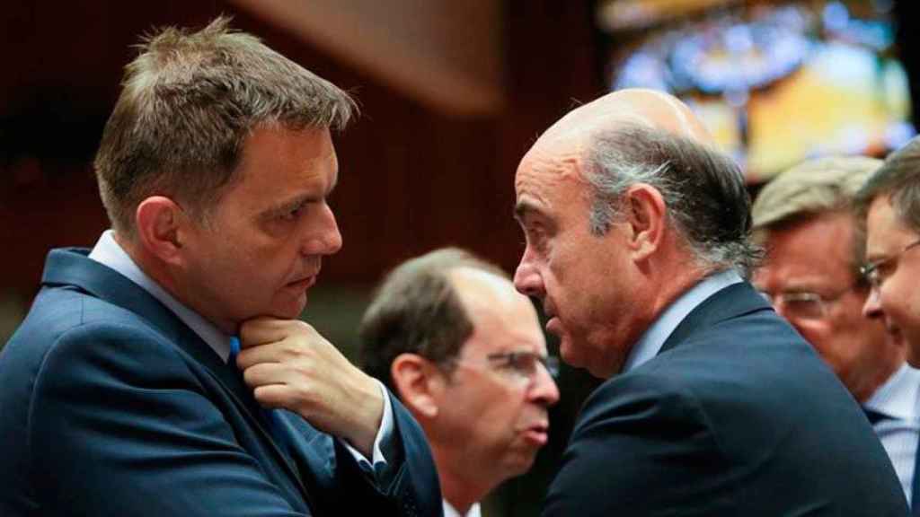 Luis de Guindos (d), ministro de Economía, conversa con Peter Kazimir, ministro eslovaco de Finanzas, al inicio de la reunión del Ecofin en Bruselas.