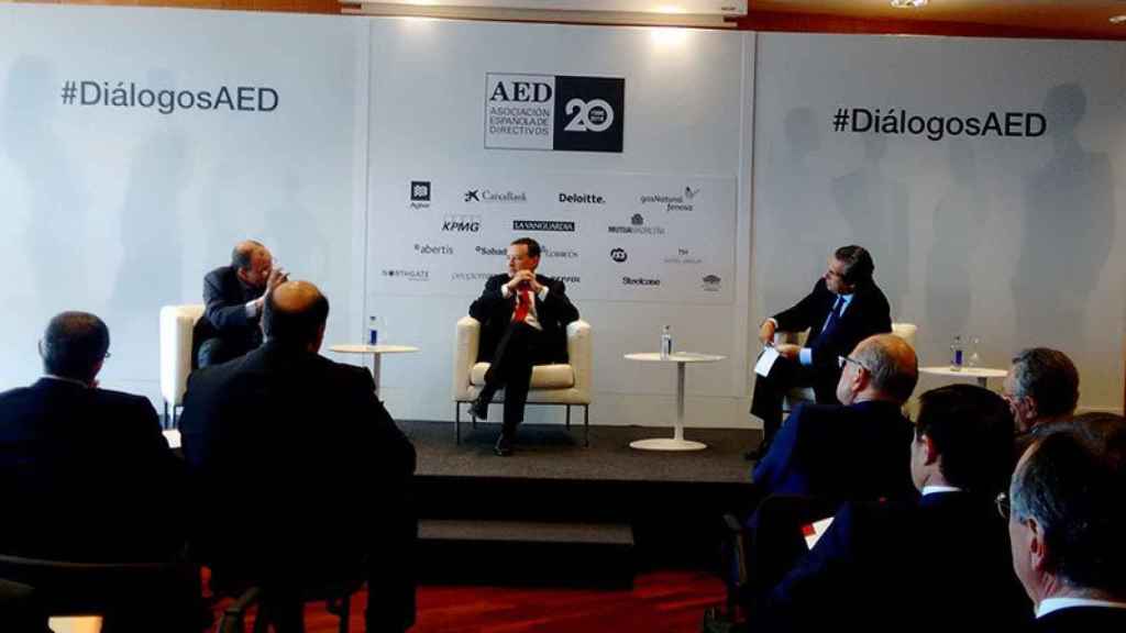 Fritz Hoderlein, presidente ejecutivo de Everis; Ángel Simón, CEO de Agbar; y Juan Roure, profesor del IESE y moderador del primer 'Diálogo' de la AED.