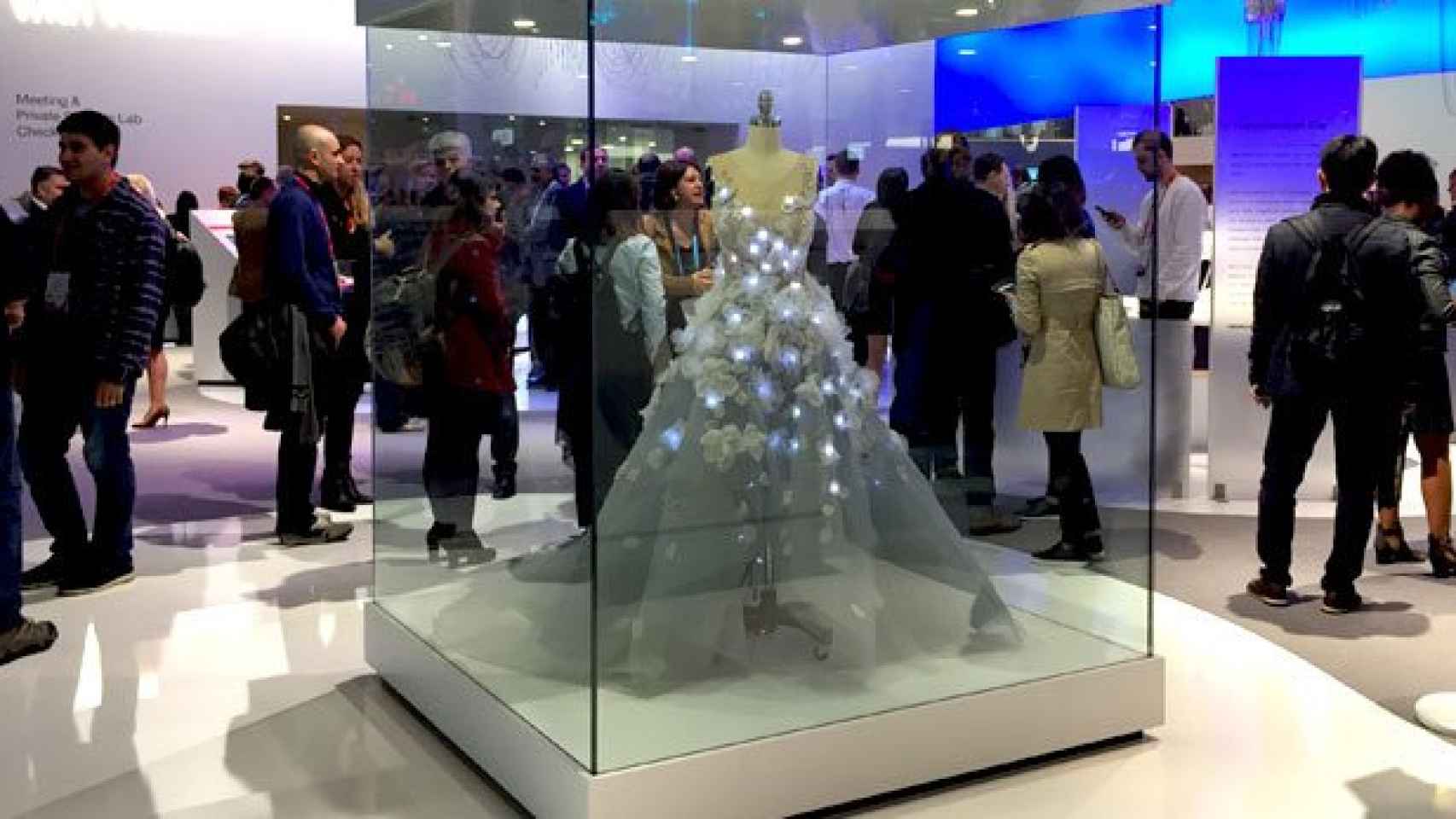 El 'vestido cognitivo' de Marchesa se lleva el protagonismo en el stand de IBM en el MWC de Barcelona / CG