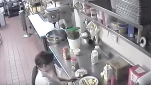 La camarera introduce la salchicha en su vagina