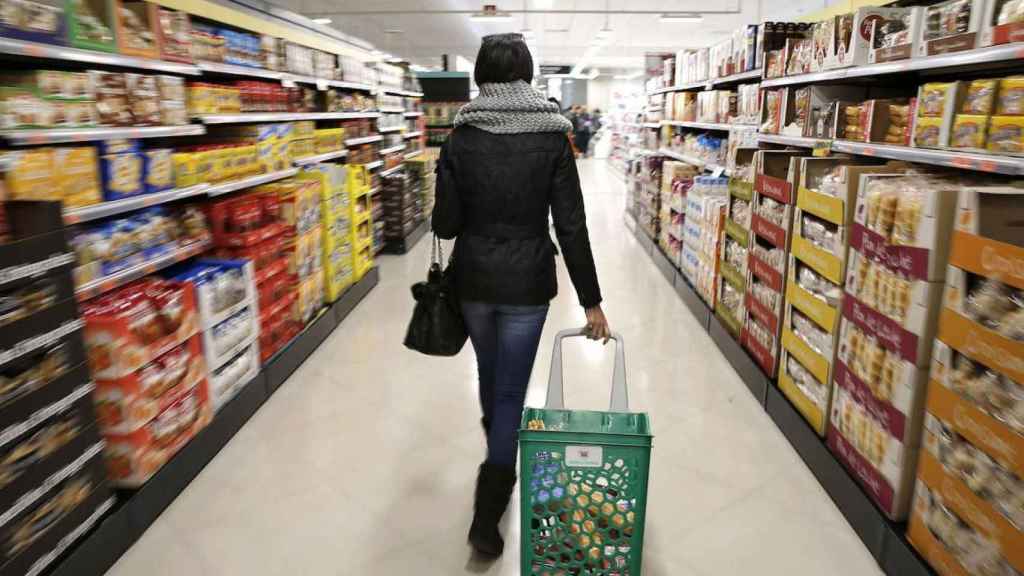 Una mujer en el supermercado / EFE