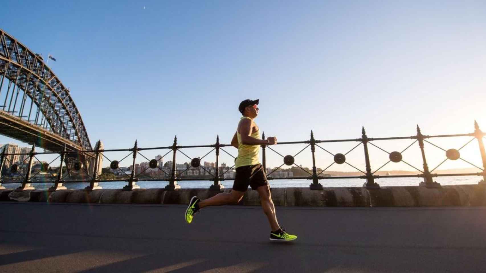 Runner en plena carrera para la cual es beneficiosa la técnica del skipping / Chander R en UNSPLASH