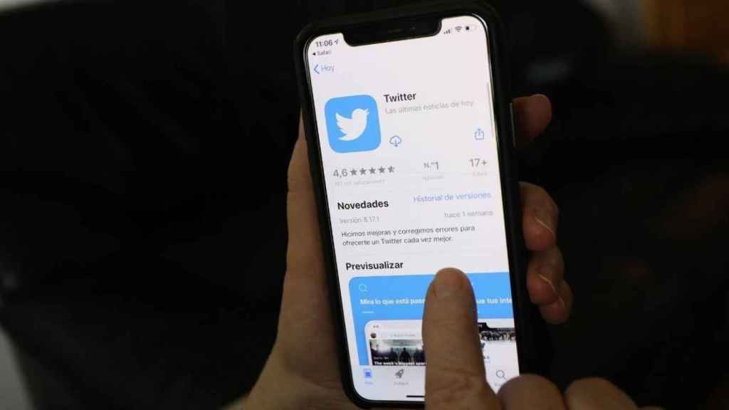Imagen de archivo de un móvil con la aplicación Twitter / EP