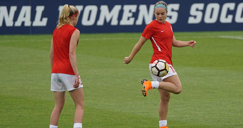 Jugadoras de fútbol femenino entrenando / UNSPLASH