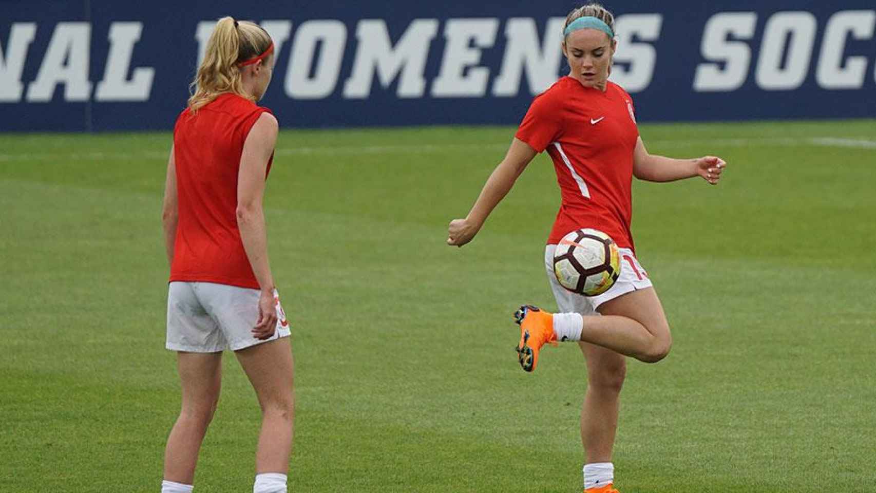 Jugadoras de fútbol femenino entrenando / UNSPLASH