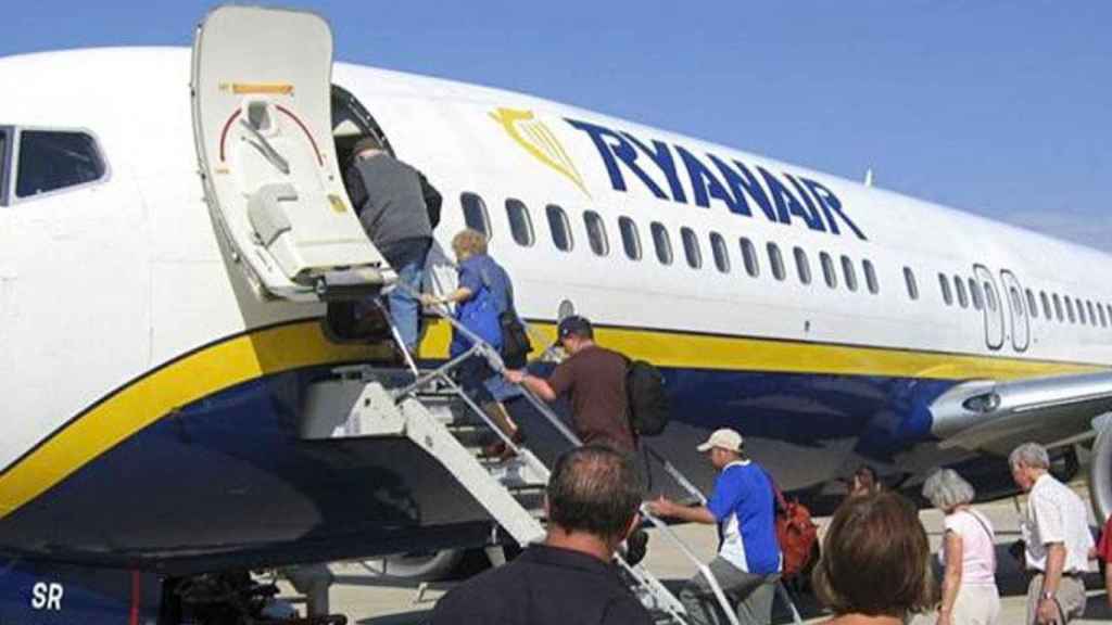 Pasajeros en el embarque de un avión de Ryanir / EFE